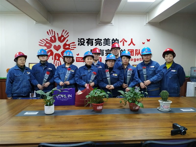 轧钢厂主管干部走进基层开展“三八”慰问活动