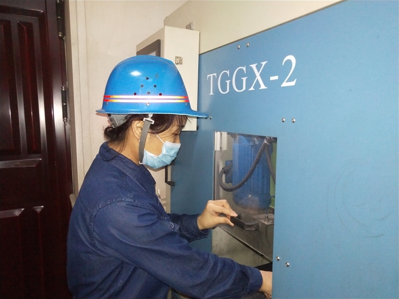 夏日“钢花”红似火